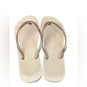 Havaianas Gold Sandals Classic Flip-Flop Design